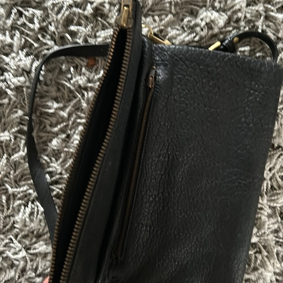 Purse bought in New Zealand. Barely used . Just no use for it anymore . - Picture 4 of 4